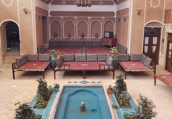 فضای داخلی هتل سنتی فیروزه یزد